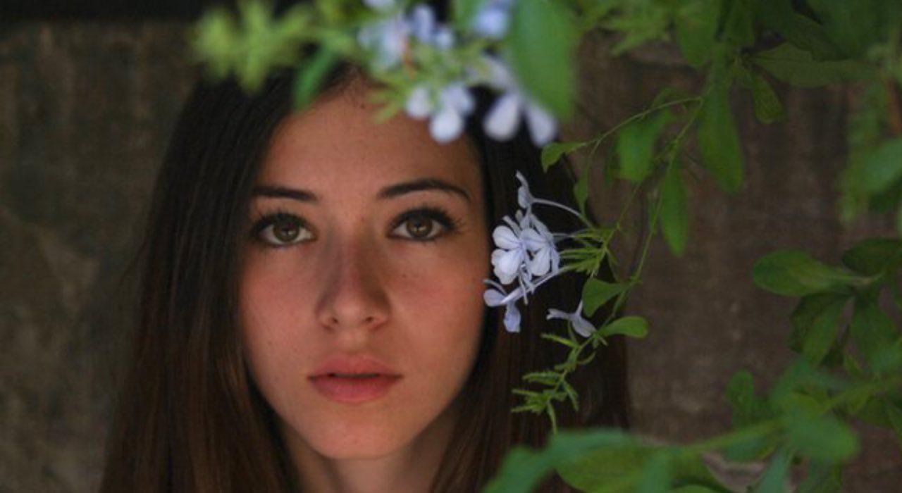 Lei è Alice, suo padre è un giornalista molto amato: chi è?