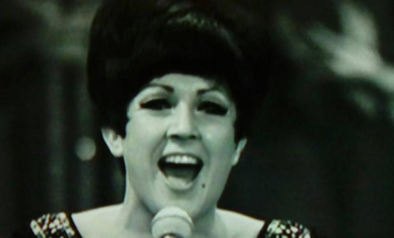 Qui era una giovane cantante, oggi ha 77 anni: la riconoscete?
