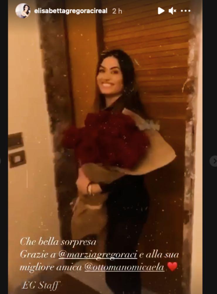 Elisabetta Gregoraci, coccole per il rientro a casa: fiori e sorpresa