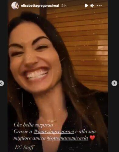 Elisabetta Gregoraci, coccole per il rientro a casa: fiori e sorpresa