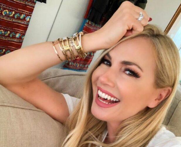 Federica Panicucci, quel gesto sexy c'è sempre ma nessuno lo nota