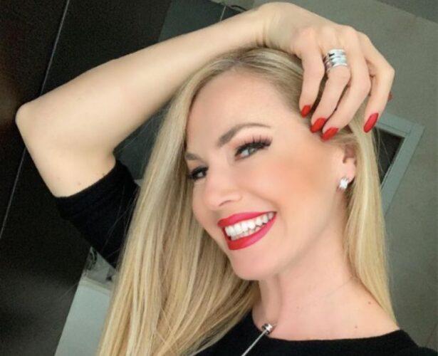 Federica Panicucci, quel gesto sexy c'è sempre ma nessuno lo nota