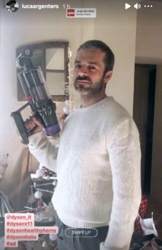 Luca Argentero perfetto casalingo: 'armato' e pronto a tutto!