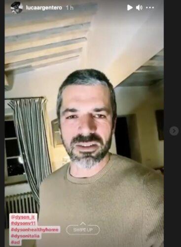 Luca Argentero perfetto casalingo: 'armato' e pronto a tutto!