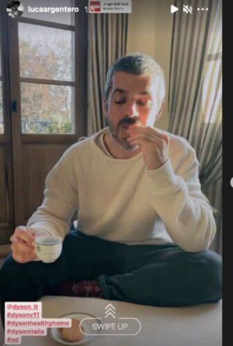 Luca Argentero perfetto casalingo: 'armato' e pronto a tutto!