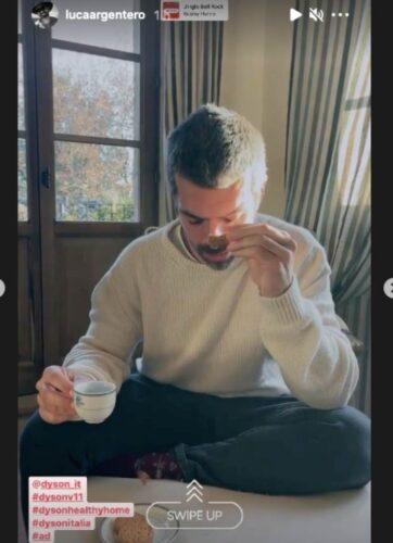 Luca Argentero perfetto casalingo: 'armato' e pronto a tutto!