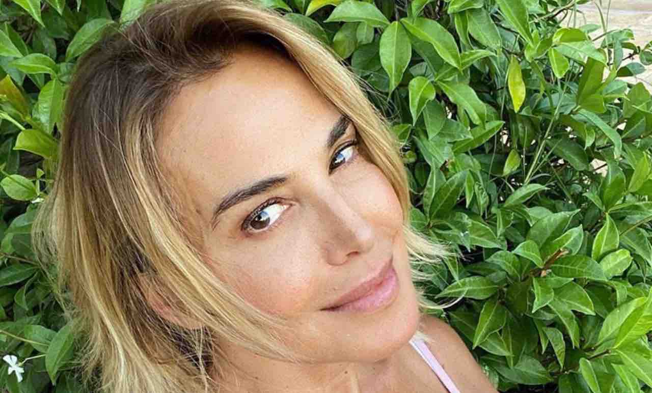 Barbara D'Urso da sola al mare: un dettaglio attira l'attenzione