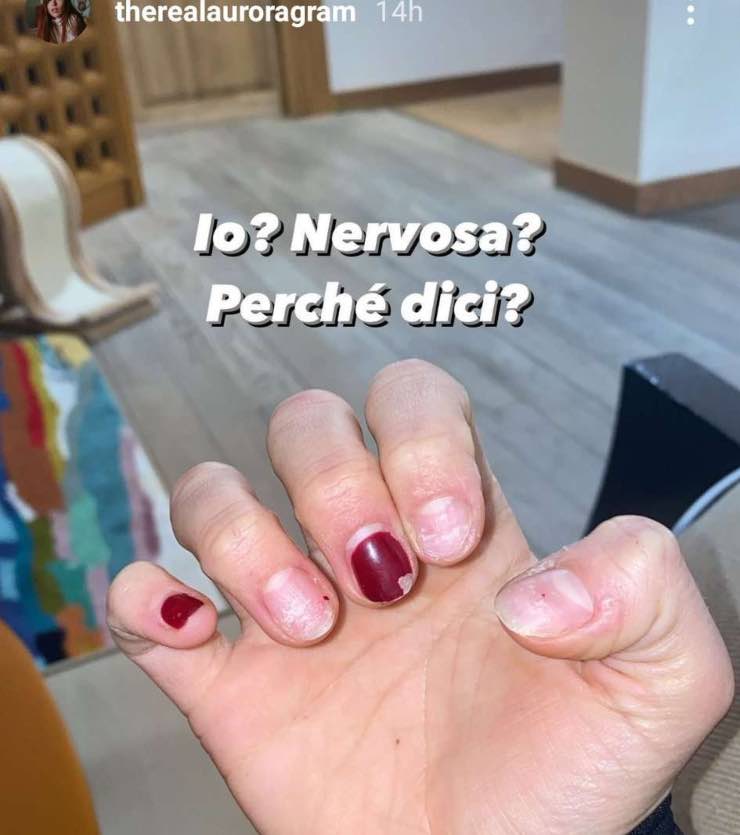 Aurora Ramazzotti in preda al nervosismo: un dettaglio svela tutto