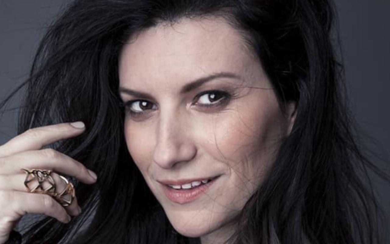 Laura Pausini mostra il pancione