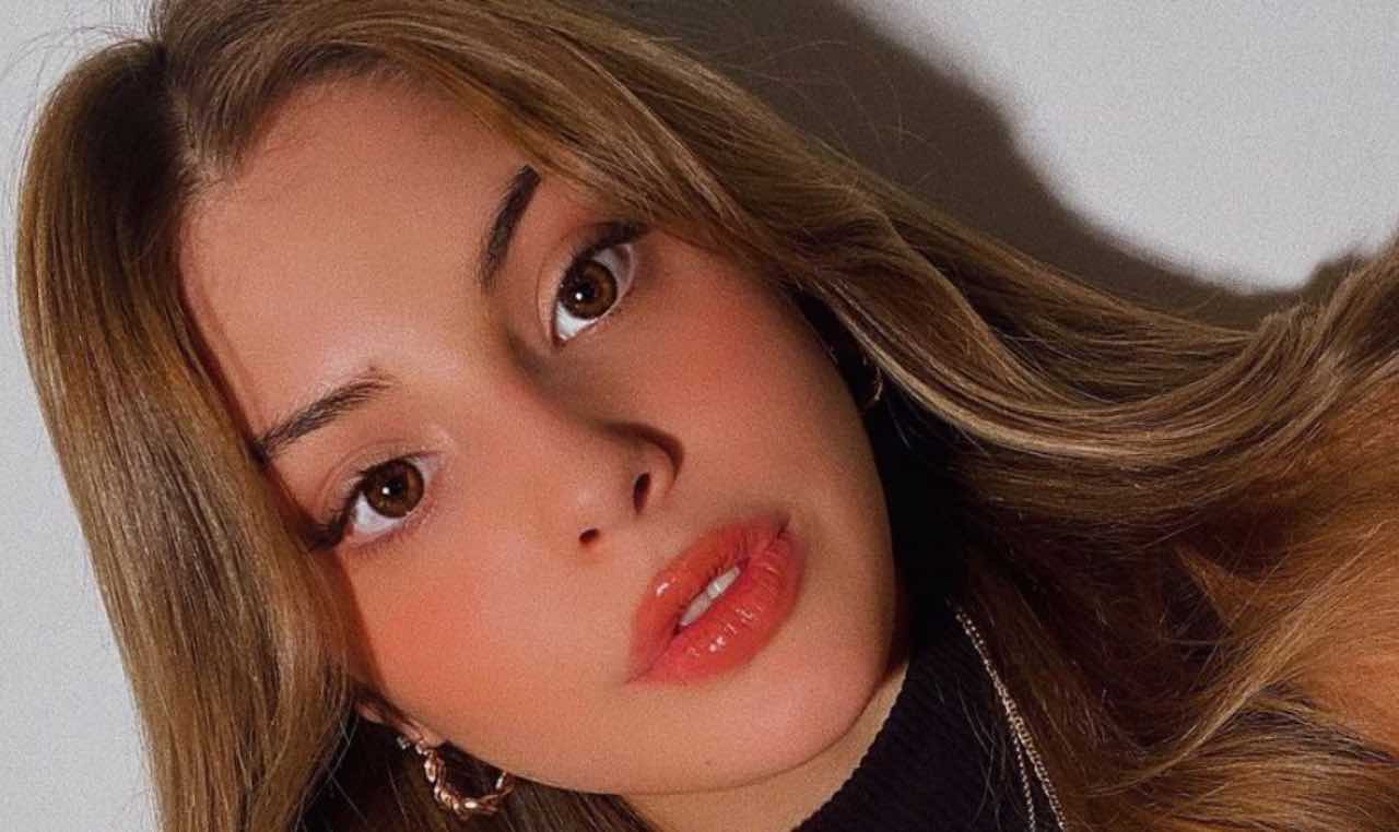 La bambina nello scatto oggi è una nota influencer molto ricca: chi è?