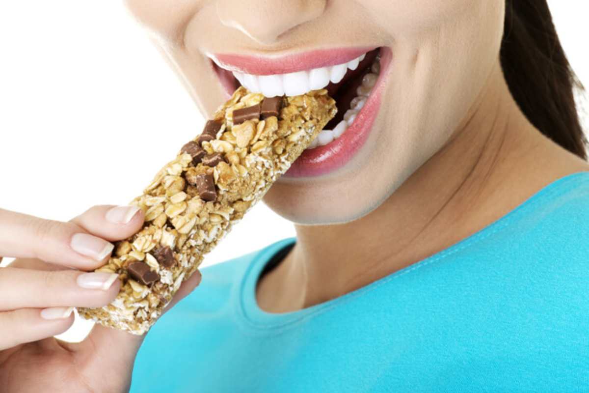 Donna mangia una barretta - immagini di repertorio (Google Images)
