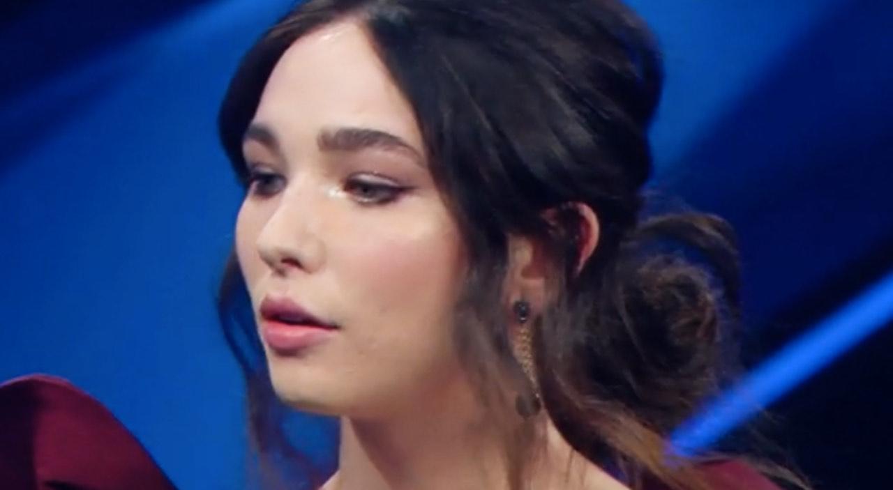 Sanremo 2021, la meravigliosa Matilda De Angelis sul palco