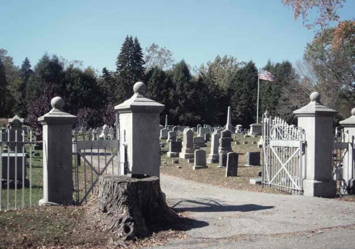 Tombe - I vampiri di Jewett City (Wikipedia)