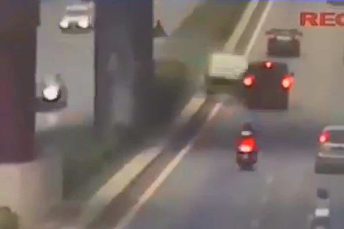 Incidente tra le due auto a Palermo (YouTube)
