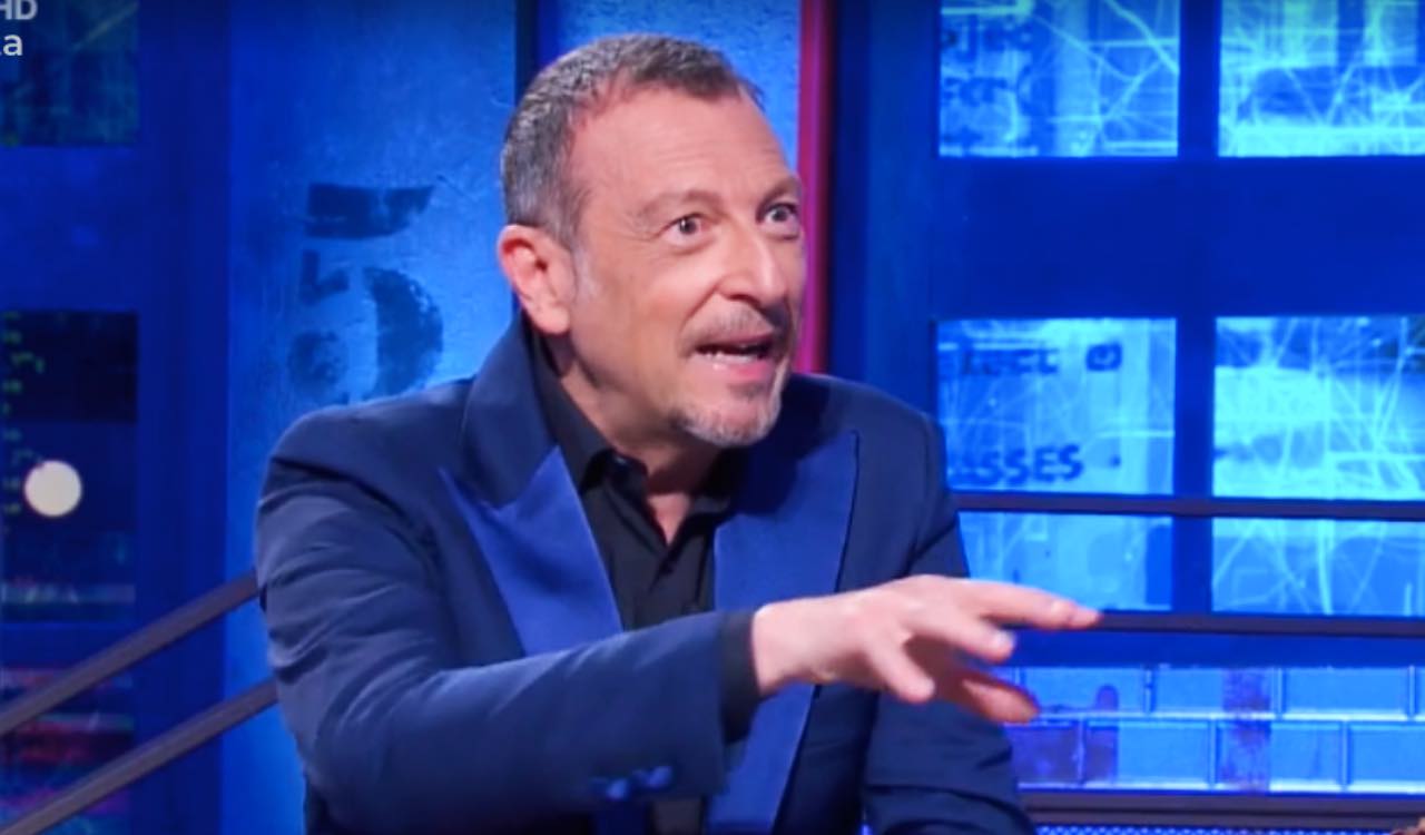 Amadeus, l'indizio sulla maglia fa esplodere il dubbio: sarà proprio lui?