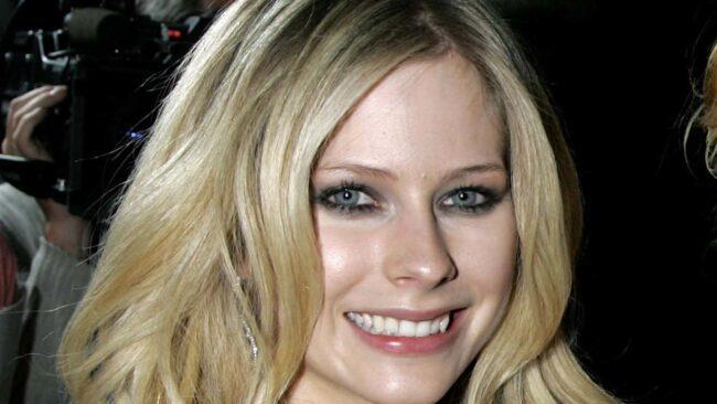 Avril Lavigne, l'approdo dopo anni: per lei il tempo non passa