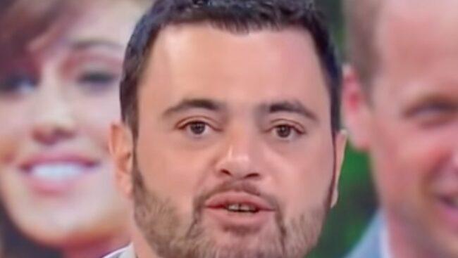 Lui è Federico ed è il figlio di un famoso conduttore tv: lo riconoscete?