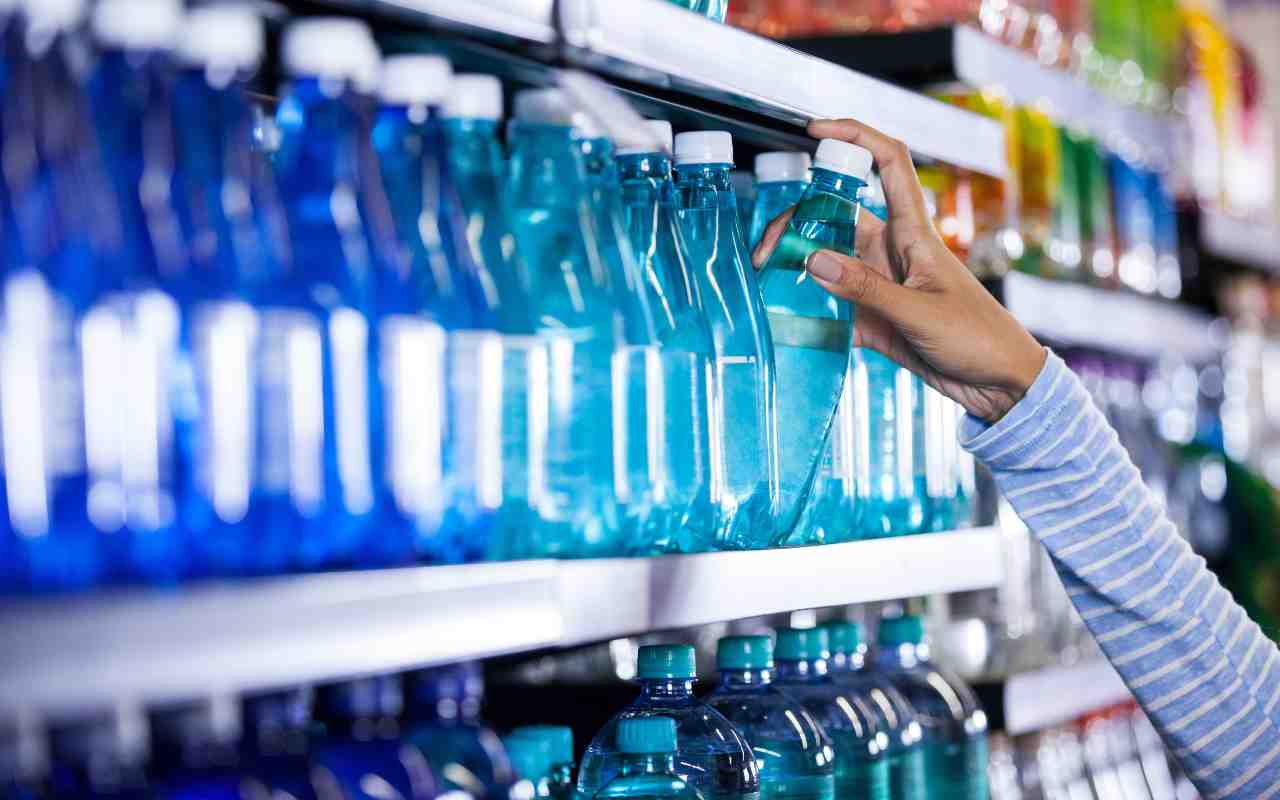 Acqua in bottiglia (AdobeStock)