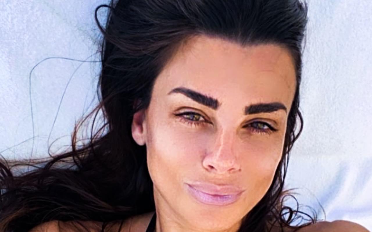 Serena Enardu spavento: è successo al risveglio, poi la scoperta