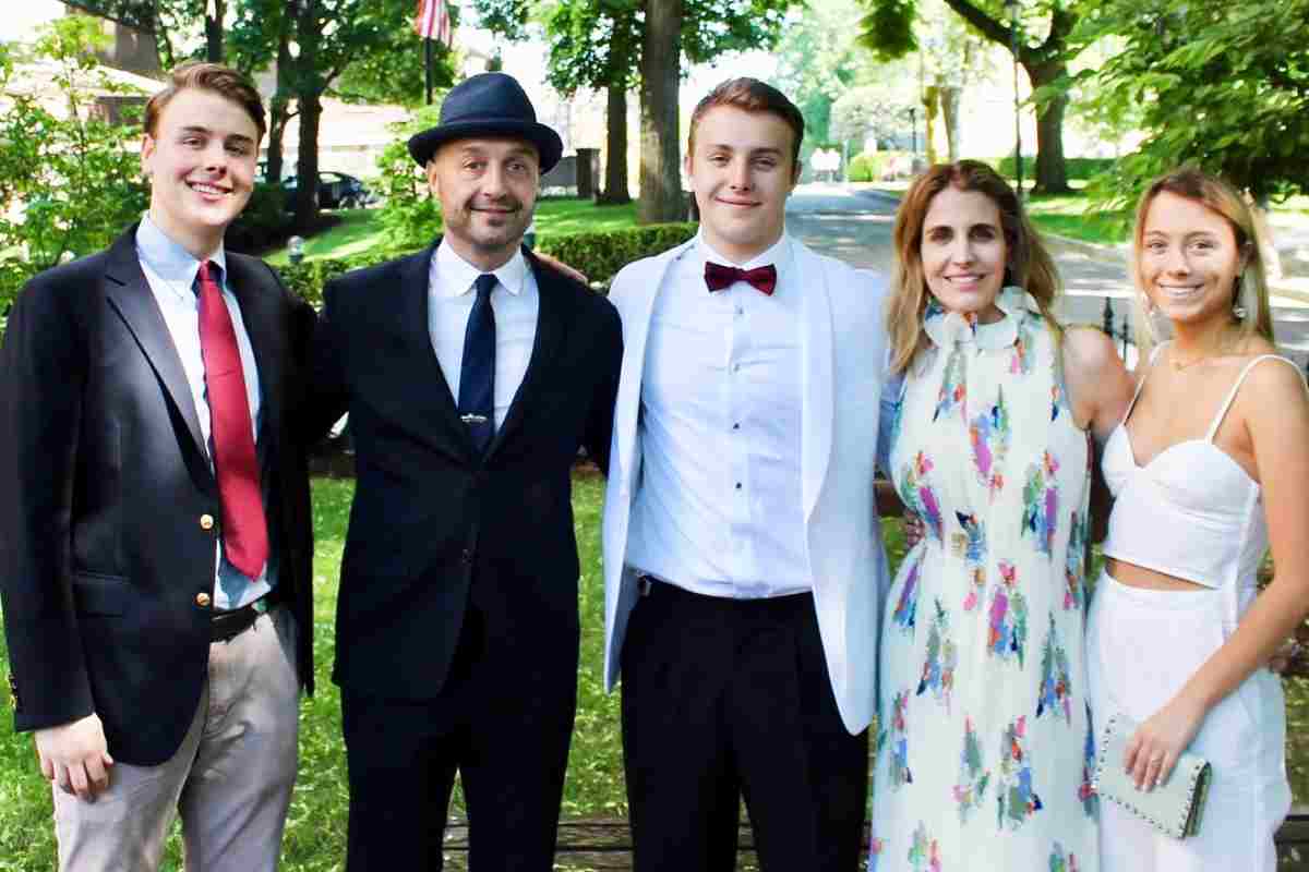 Joe Bastianich con Deanna Damiano ei loro figli (Instagram)