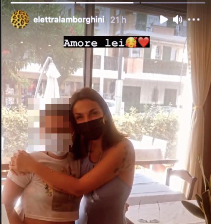 Elettra Lamborghini, la piccola fan commossa: un momento emozionante