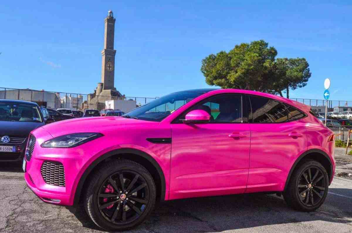 Jaguar E-Pace rosa shocking
