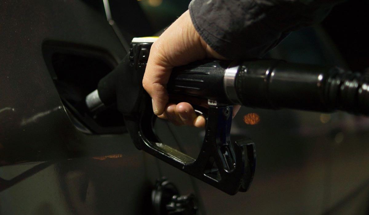 Aumento benzina: il bonus in Francia e la situazione in Italia