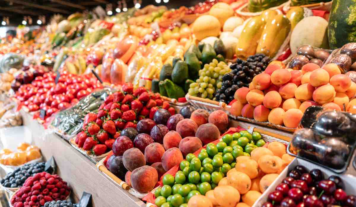 Supermercati, frutta e verdura esposti all'ingresso: I motivi poco noti