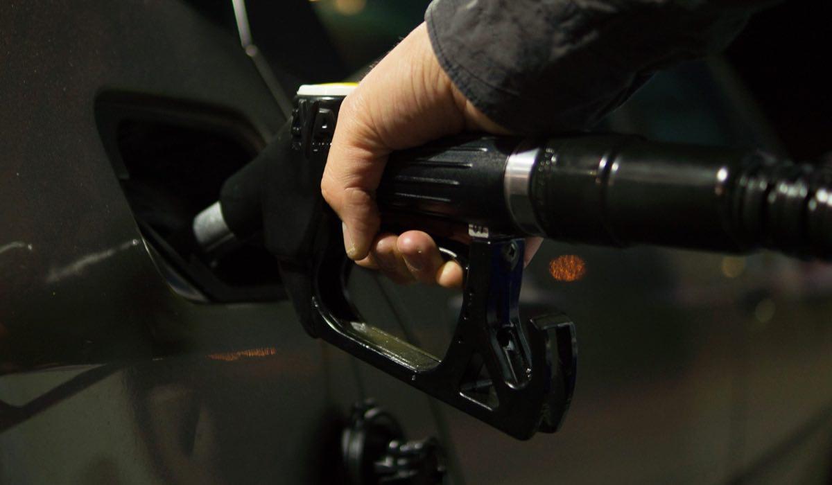 Benzina e diesel, occhio alle tariffe: calano i prezzi dei carburanti