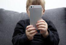 Smartphone e bambini (AdobeStock)
