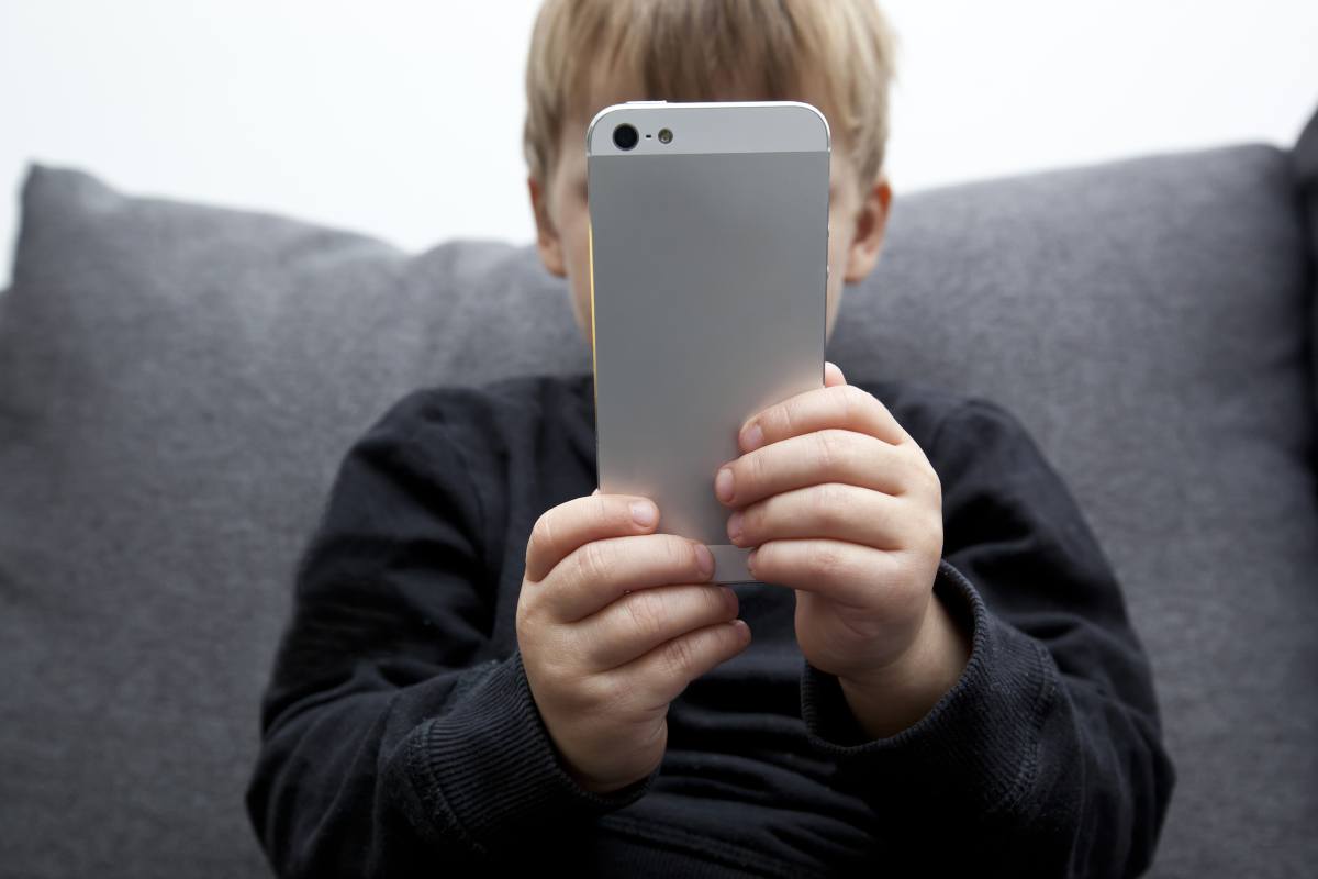 Smartphone e bambini (AdobeStock)