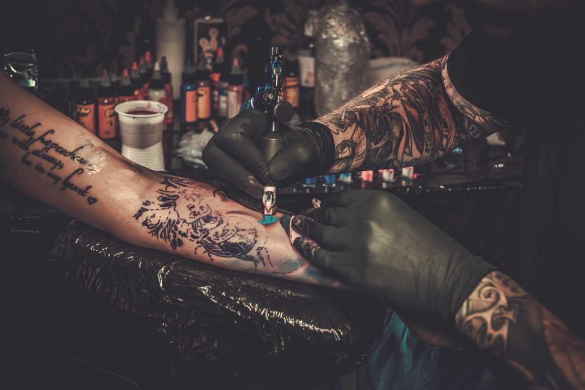 Tatuaggi e colori (AdobeStock)