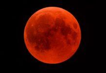Eclissi, luna rossa