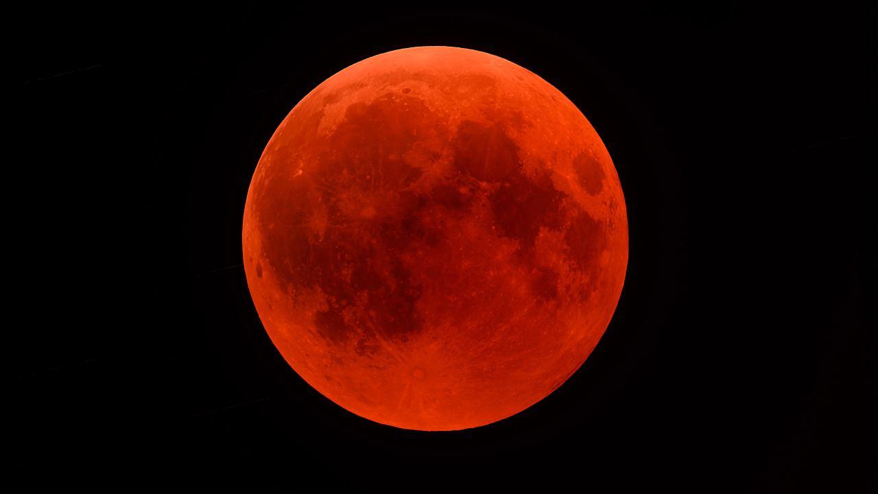 Eclissi, luna rossa