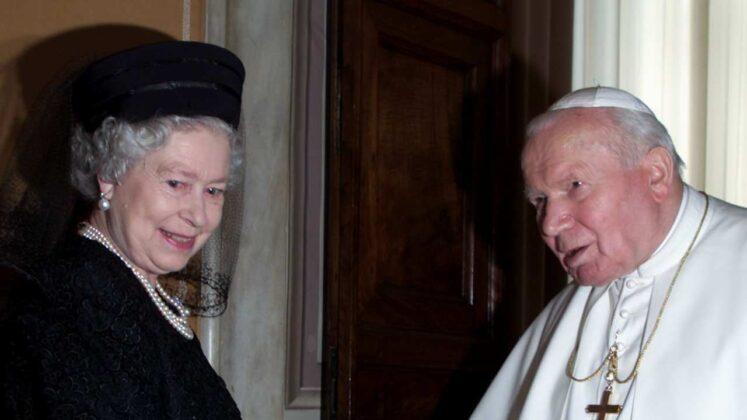 Regina Elisabetta e Giovanni Paolo II