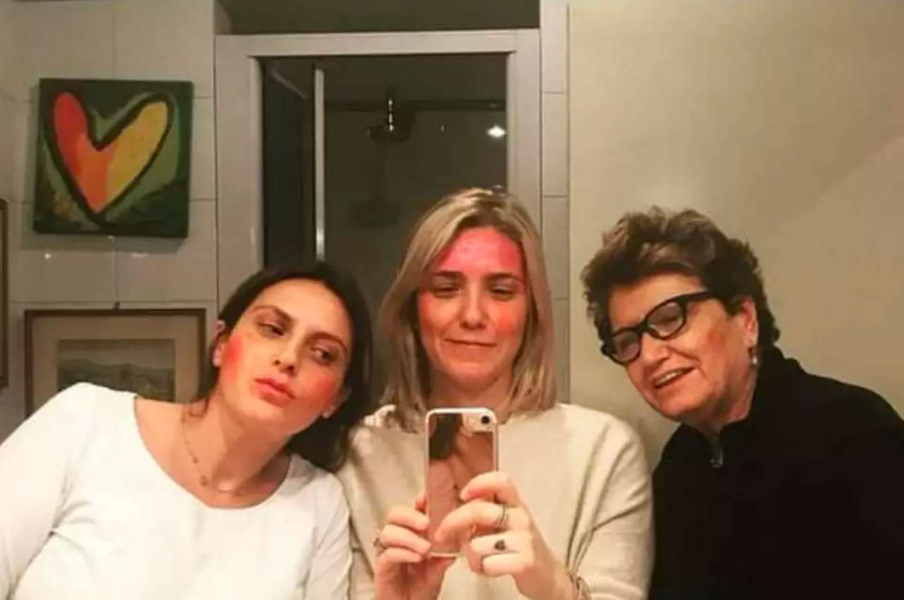 Camilla e Giulia insieme alla madre Mara Maionchi