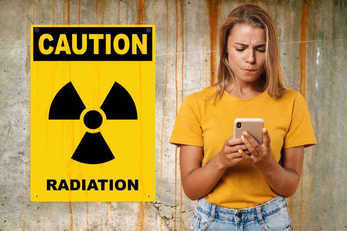 Manifesto di radiazioni e una ragazza che ha il telefono in mano