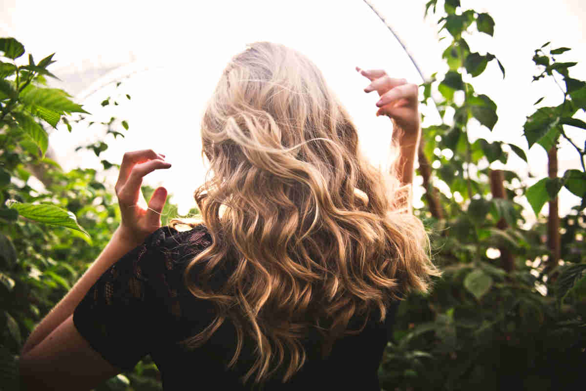 Ragazza di spalle con dei bellissimi capelli biondi sciolti