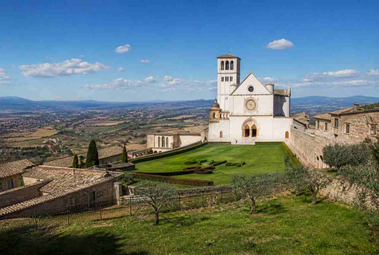 Chiesa storica su un paesaggio verdeggiante