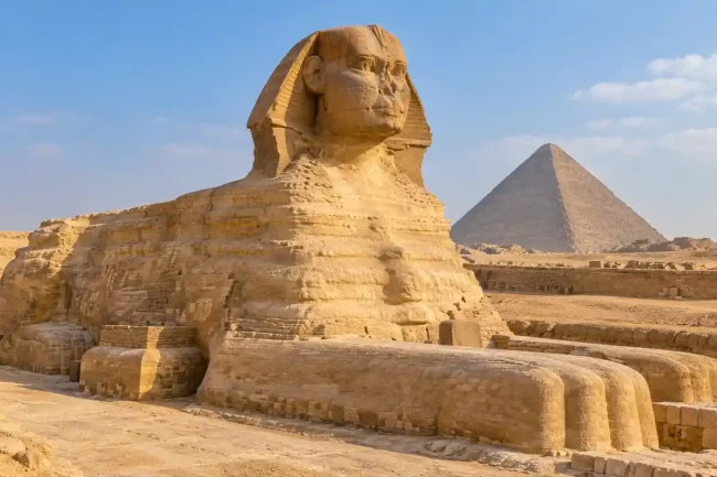 Veduta illustrativa della Grande Sfinge di Giza e di una piramide sullo sfondo