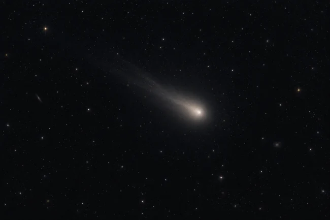 Cometa con chioma luminosa su un campo stellato, illustrazione per la scoperta di Euclid